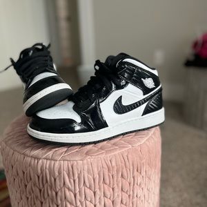 Blk/white Jordan 1’s